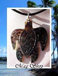 Collier Tortue Aata Nacre de Tahiti H:3.8cm Reflets Foncés Colorés / Cuir Noir (photos contractuelles)