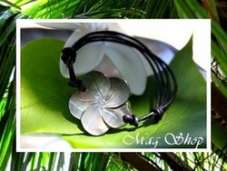 Marquises Collection / Bracelet Aeata Fleur Hibiscus / Nacre de Tahiti 3.5cm Reflets Gris/Ocres Colorés / Taille Réglable Coton Noir (Photos non contractuelles)