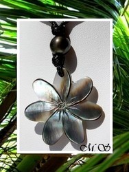 Lagon Collection / Collier Afaahiti Fleur de Tiaré Nacre de Tahiti 4cm Reflets Ocres/Colorés & Perle Ronde de Tahiti 12.25mm/C+ Gris Foncés / Taille Réglable Coton Noir (photos non contractuelles)