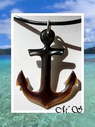 Moana Collection / Collier Ancre Marine H:3.9cm / Nacre de Tahiti Reflets Ocres Foncés / Cuir Noir ( photos contractuelles)