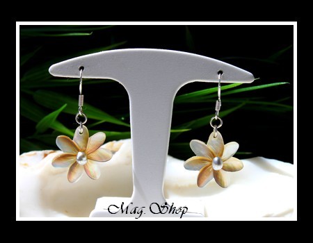 Archipels Collection  Boucles D`Oreilles Tavana Argent 925 (0.26g) Fleurs de Tiaré Nacre de Tahiti 2cm  2 Perles Keishis de Tahiti MAG.SHOP