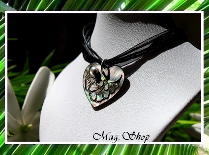 Archipels Collection  Collier Miti Coeur Hibiscus Nacre 2.5cm de Tahiti &  Perle Keishi de Tahiti MAG.SHOP