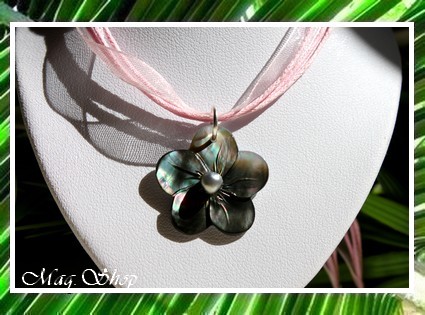 Archipels Collection Collier Miti Fleur Hibiscus Nacre 2.5cm & Perle Keishi de Tahiti MAG.SHOP