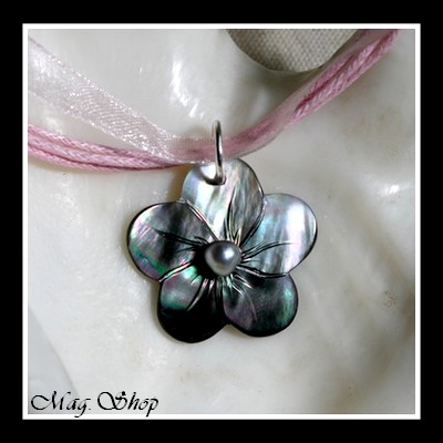 Archipels Collection Collier Miti Fleur Hibiscus Nacre 2.5cm & Perle Keishi de Tahiti MAG.SHOP