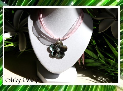 Archipels Collection Collier Miti Fleur Hibiscus Nacre 2.5cm & Perle Keishi de Tahiti MAG.SHOP