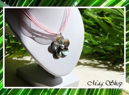 Archipels Collection Collier Miti Fleur Hibiscus Nacre 2.5cm & Perle Keishi de Tahiti MAG.SHOP