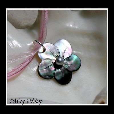 Archipels Collection Collier Miti Fleur Hibiscus Nacre 2.5cm & Perle Keishi de Tahiti MAG.SHOP