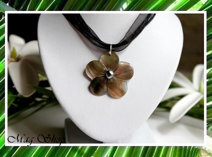 Archipels Collection Collier Miti Fleur Hibiscus Nacre 3cm & Keishi de Tahiti MAG.SHOP