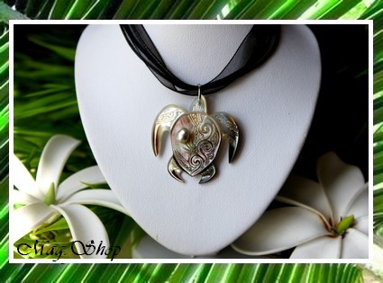 Archipels Collection  Collier Miti Tortue Sculptée Vagues 3.5cm Nacre de Tahiti & perle Keishi de Tahiti MAG.SHOP