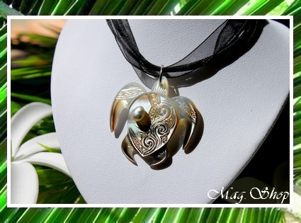 Archipels Collection  Collier Miti Tortue Sculptée Vagues 3.5cm Nacre de Tahiti & perle Keishi de Tahiti MAG.SHOP