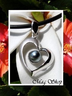 Silver sea Collection / Collier Coeur des Atolls Semi-Mat Argent Rhodié 925 (1.05g) & Perle Keishi Arrondi de Tahiti 4.80mm/A Reflets Gris/Bleus / Cordon Noir (photos contractuelles)