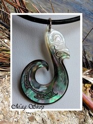 Moana Collection / Collier Hameçon Atua Tiki Marquisien H:4cm / Nacre de Tahiti Reflets Clairs/Ocres Reflets Verts / Cuir Noir ( photos non contractuelles)