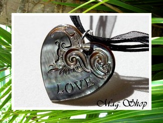 Coeurs de L'Océan Collection / Collier Miti  Coeur Vagues LOVE Nacre de Tahiti 3CM Reflets Foncés / Cordons Couleur Noir (photos contractuelles)