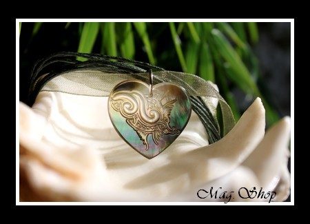 Coeurs Collection  Collier Miti Kaki Coeur Vagues Nacre de Tahiti 2.5cm Refets Ocres Irisés MAG.SHOP