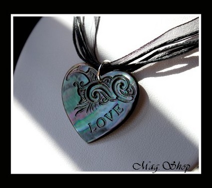 Coeurs de L`Océan Collection  Collier Miti  Coeur Vagues LOVE Nacre de Tahiti 3CM Reflets Foncés MAG.SHOP