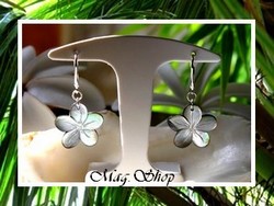 Fleurs Collection / Boucles d'Oreilles Faaroa Dormeuses / Hauteur: 4cm / Fleurs Hibiscus Nacre de Tahiti 2cm Reflets Gris/Clairs Colorés / Argent Rhodié 925 (1g)  (photos non contractuelles)