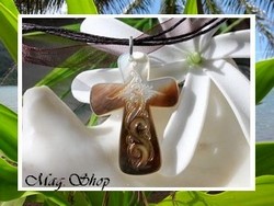 Iles Collection / Collier Croix Faatemu Vagues Nacre de Tahiti H:4cm X L:3cm Reflets Mi-Teintes Clairs/Marrons / Cordons Chocolat (photos non contractuelles)