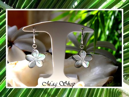 Fleurs Collection  Boucles d`Oreilles Faaroa Dormeuses  Hauteur 4cm  Fleurs Hibiscus 2cm Nacre de Tahiti  Argent Rhodié 925 (1g) MAG.SHOP