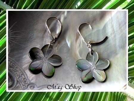 Fleurs Collection  Boucles d`Oreilles Faaroa Dormeuses  Hauteur 4cm  Fleurs Hibiscus 2cm Nacre de Tahiti  Argent Rhodié 925 (1g) MAG.SHOP