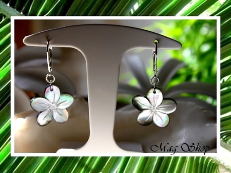 Fleurs Collection  Boucles d`Oreilles Faaroa Dormeuses  Hauteur 4cm  Fleurs Hibiscus 2cm Nacre de Tahiti  Argent Rhodié 925 (1g) MAG.SHOP