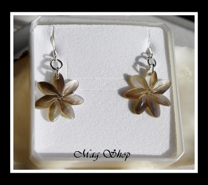 Fleurs Collection  Boucles d`Oreilles Tavana Fleurs de Tiaré 2cm Nacre de Tahiti Reflets Clairs-Ocres MAG.SHOP