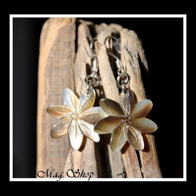 Fleurs Collection  Boucles d`Oreilles Tavana Fleurs de Tiaré 2cm Nacre de Tahiti Reflets Clairs-Ocres MAG.SHOP