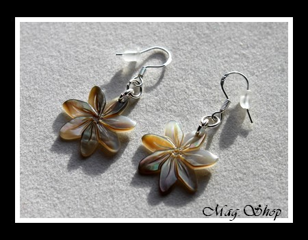 Fleurs Collection  Boucles d`Oreilles Tavana Fleurs de Tiaré 2cm Nacre de Tahiti Reflets Clairs-Ocres MAG.SHOP