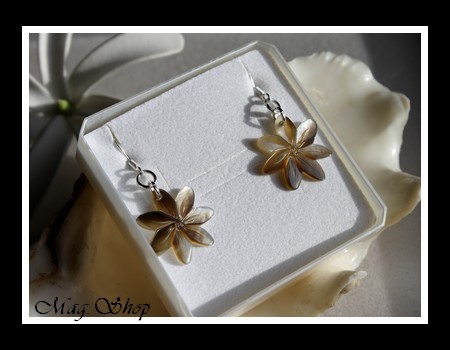 Fleurs Collection  Boucles d`Oreilles Tavana Fleurs de Tiaré 2cm Nacre de Tahiti Reflets Clairs-Ocres MAG.SHOP