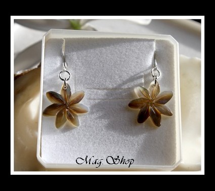 Fleurs Collection  Boucles d`Oreilles Tavana Fleurs de Tiaré 2cm Nacre de Tahiti Reflets Clairs-Ocres MAG.SHOP