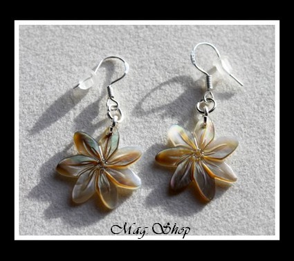 Fleurs Collection  Boucles d`Oreilles Tavana Fleurs de Tiaré 2cm Nacre de Tahiti Reflets Clairs-Ocres MAG.SHOP