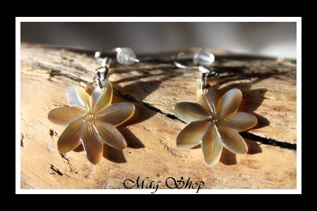 Fleurs Collection  Boucles d`Oreilles Tavana Fleurs de Tiaré 2cm Nacre de Tahiti Reflets Clairs-Ocres MAG.SHOP