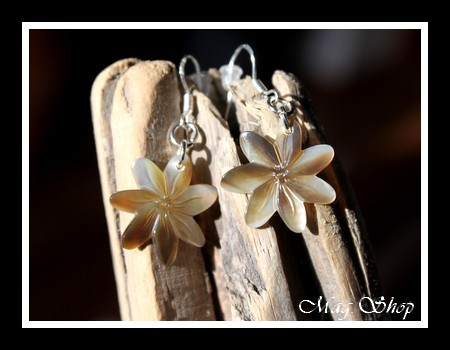 Fleurs Collection  Boucles d`Oreilles Tavana Fleurs de Tiaré 2cm Nacre de Tahiti Reflets Clairs-Ocres MAG.SHOP