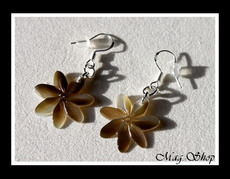 Fleurs Collection  Boucles d`Oreilles Tavana Fleurs de Tiaré 2cm Nacre de Tahiti Reflets Clairs-Ocres MAG.SHOP