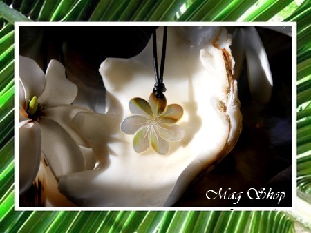 Fleurs Collection  Collier Temoe Fleur de Tiaré Nacre de Tahiti 3cm Reflets Mi-Teintes Clairs-Dorés MAG.SHOP