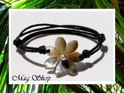 Archipels Collection / Bracelet Ha'amoe Fleur de Tiaré Nacre 2.5cm de Tahiti & Perle Keishi de Tahiti 4mm/A / Taille Réglable Coton Noir (photos non contractuelles)