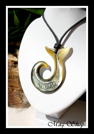 Hameçon Queue de Baleine Marquisienne Vagues Collier Nacre de Tahiti H4cm Reflets Ocres-Verts MAG.SHOP