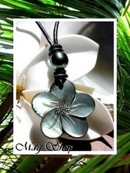 Lagon Collection / Collier Heimiti Fleur Hibiscus Nacre de Tahiti 3.5cm & Perle Baroque de Tahiti 9.60mm/C Reflets Bleus / Taille Réglable Coton Noir (photos non contractuelles)