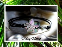 Archipels Collection / Bracelet Heivanui Fleur Hibiscus Nacre de Tahiti 2cm & Perle Keishi de Tahiti 6mm/A / Taille Réglable Coton Noir (photos non contractuelles)