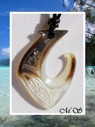 Moana Collection / Collier Hameçon Herehei Marquisien Nacre de Tahiti  H:4.5cm Reflets Clairs/Marrons Foncés / Coton Noir (photos contractuelles)