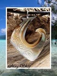 Moana Collection / Collier Hameçon  Herehei Marquisien Nacre de Tahiti  H:4.5cm Reflets Mi-Teintes Clairs/Marrons / Cuir Noir (photos non contractuelles)