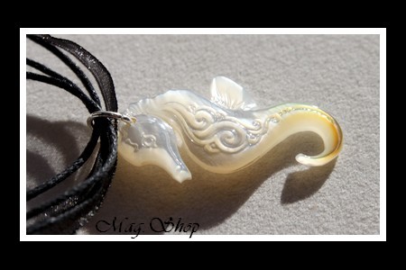 Hippocampe Vagues Collier Miti Nacre de Tahiti H4cm Reflets Clairs-Dorés MAG.SHOP