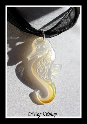 Hippocampe Vagues Collier Miti Nacre de Tahiti H4cm Reflets Clairs-Dorés MAG.SHOP