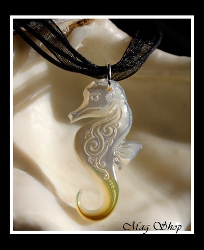 Hippocampe Vagues Collier Miti Nacre de Tahiti H4cm Reflets Clairs-Dorés MAG.SHOP