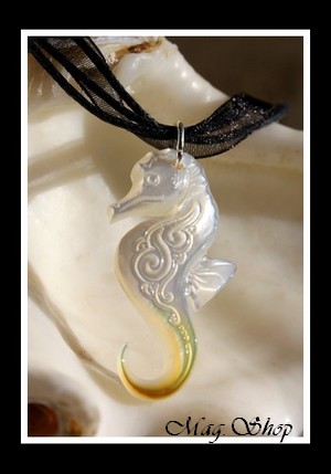 Hippocampe Vagues Collier Miti Nacre de Tahiti H4cm Reflets Clairs-Dorés MAG.SHOP