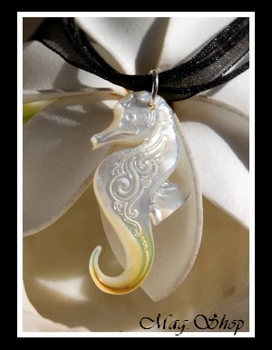 Hippocampe Vagues Collier Miti Nacre de Tahiti H4cm Reflets Clairs-Dorés MAG.SHOP