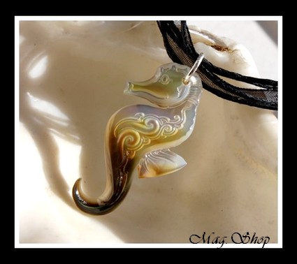 Hippocampe Vagues Collier Miti Nacre de Tahiti H4cm Reflets Clairs-Dorés-Ocres  MAG.SHOP