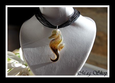 Hippocampe Vagues Collier Miti Nacre de Tahiti H4cm Reflets Clairs-Dorés-Ocres  MAG.SHOP