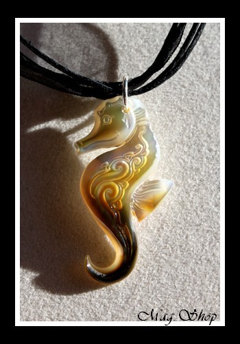 Hippocampe Vagues Collier Miti Nacre de Tahiti H4cm Reflets Clairs-Dorés-Ocres  MAG.SHOP