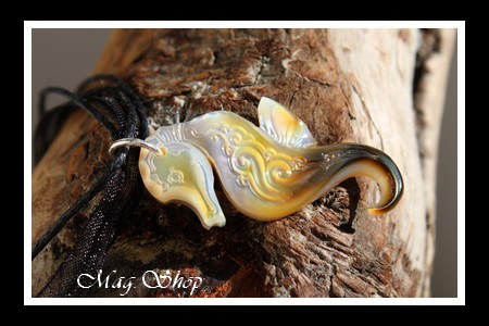 Hippocampe Vagues Collier Miti Nacre de Tahiti H4cm Reflets Clairs-Dorés-Ocres  MAG.SHOP