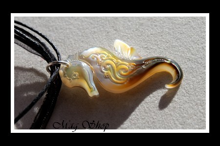 Hippocampe Vagues Collier Miti Nacre de Tahiti H4cm Reflets Clairs-Dorés-Ocres  MAG.SHOP